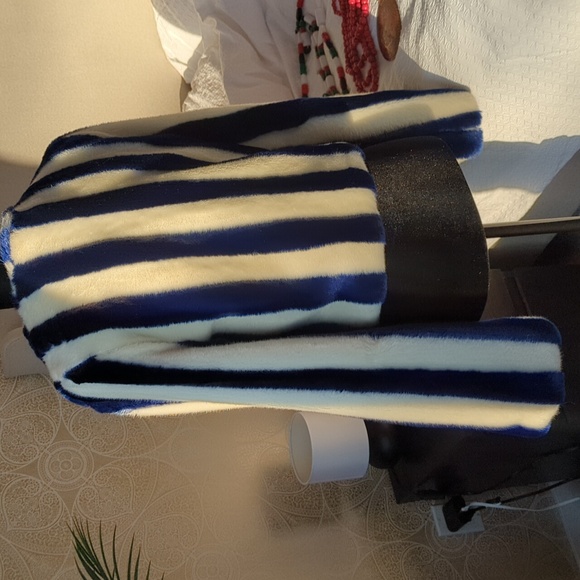 Faux fur Short Jacket - Picture 2 of 10